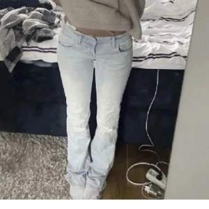 Säljer dessa ltb jeans i modellen roxy som är slutsålda. De är lite slita längd ner och en vit fläck på ena bilden (se bild 3)