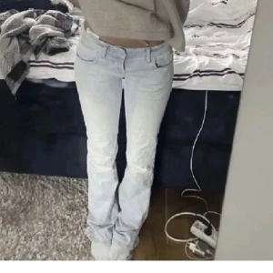 Ljusblå lågmidjade jeans - Säljer dessa ltb jeans i modellen roxy som är slutsålda. De är lite slita längd ner och en vit fläck på ena bilden (se bild 3)