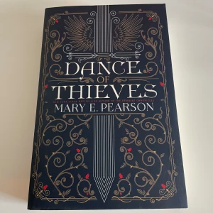 Dance Of Thieves - Mary E. Pearson  - Säljer denna populära bok som trendar på TikTok😍Den är på engelska!