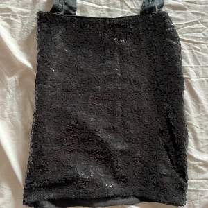 Söt glittrig topp  - Detta är en kjol men kan bäras som ett topp. Storlek s. 