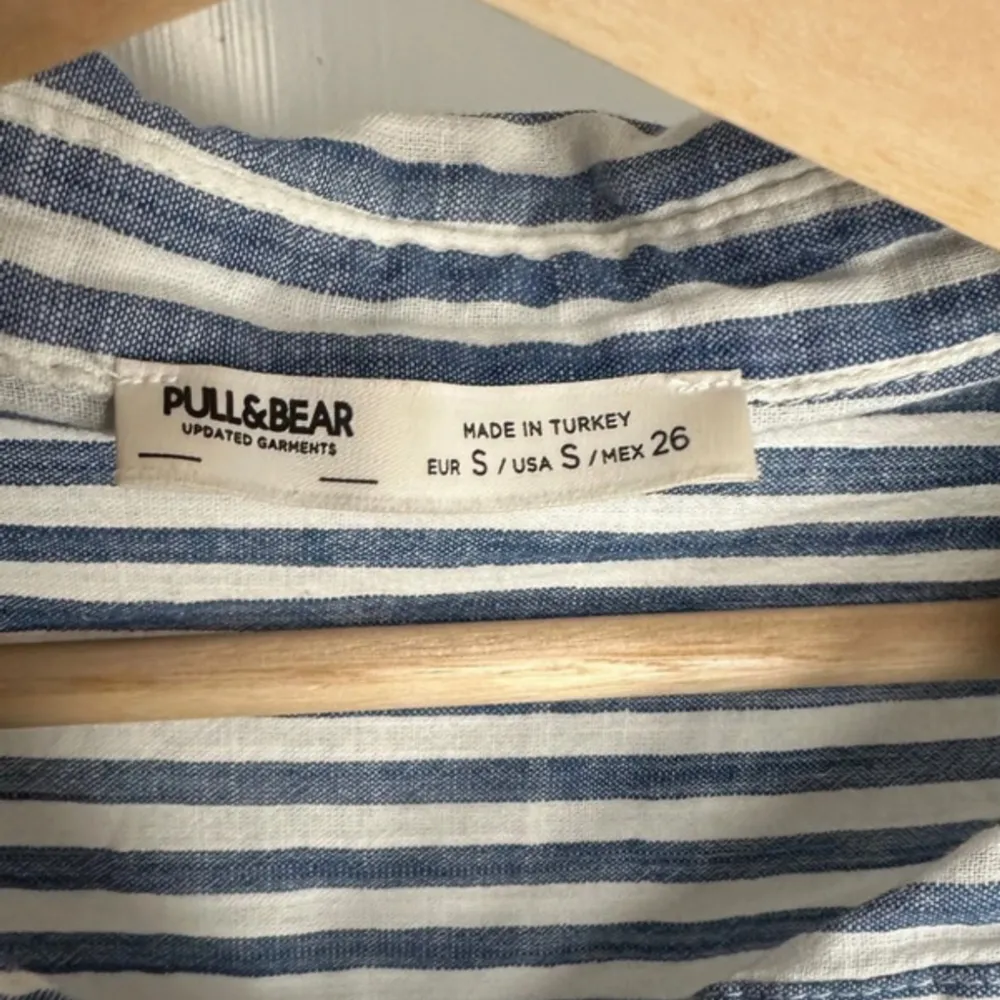 Vit/blå randig skjorta från pull and bear, använd 2 ggr. Storlek S. Skjortor.