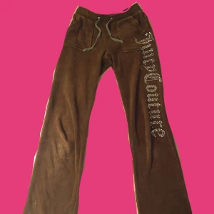 Juicy couture byxor - Jättesöta juicy byxor som tyvärr är lite korta på mig (177cm) så nu säljs dem🩷 de har ett litet blekmärke på ena fickan, skickar bild om ni skriver👍 de har tappat några rhinestones men inget som märks super mycket.