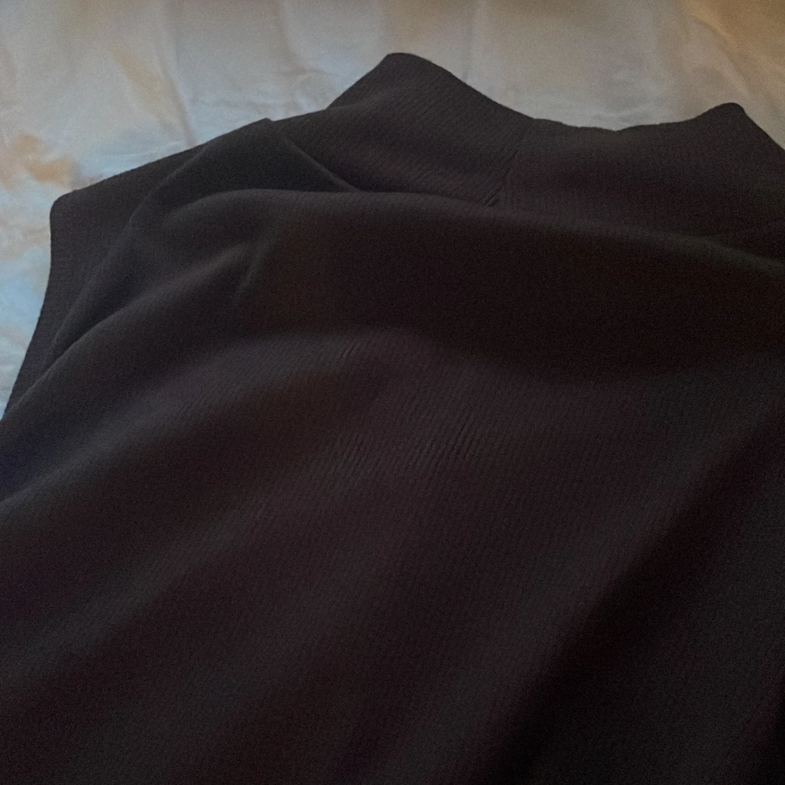 Brun topp med krage och band vid sidan - 90