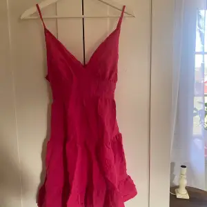 Säljer en ny klänning innan det blir retur köpt för 150, super fin men passade inte min kropp!❤️ om ni vill köpa skriv direkt innan jag skickat tillbaka