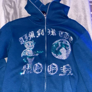 Aim for the moon hoodie - Säljer nu min aim for the moon zip hoodie i storlek S, endast en pärla har fallit av annars i väldigt gott skick, skriv vid intresse eller för fler bilder
