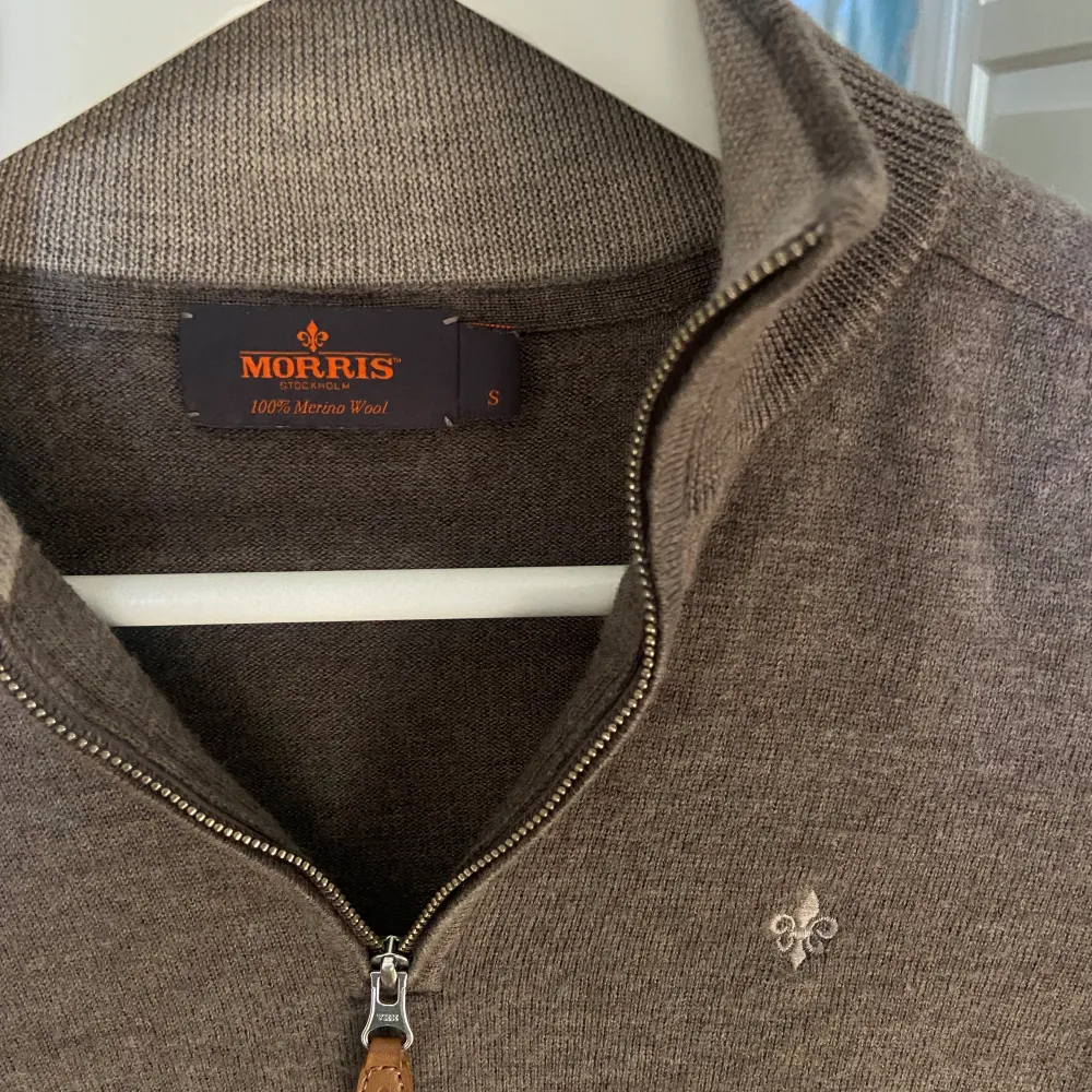 Brun Morris half zip i 8/10 skick! Säljer då den inte kommer till användning, Nypris: 1799kr☀️Pris går att diskuteras!. Tröjor & Koftor.