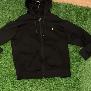 Polo zip up - Jätte fin 10/10 Polo zipup. Perfekt för alla lägen och väldigt skön. Säljer då jag råkat köpa fel storlek. Storleken är M men kan även passa även S. Pris kan diskuteras. Skriv för fler bilder 