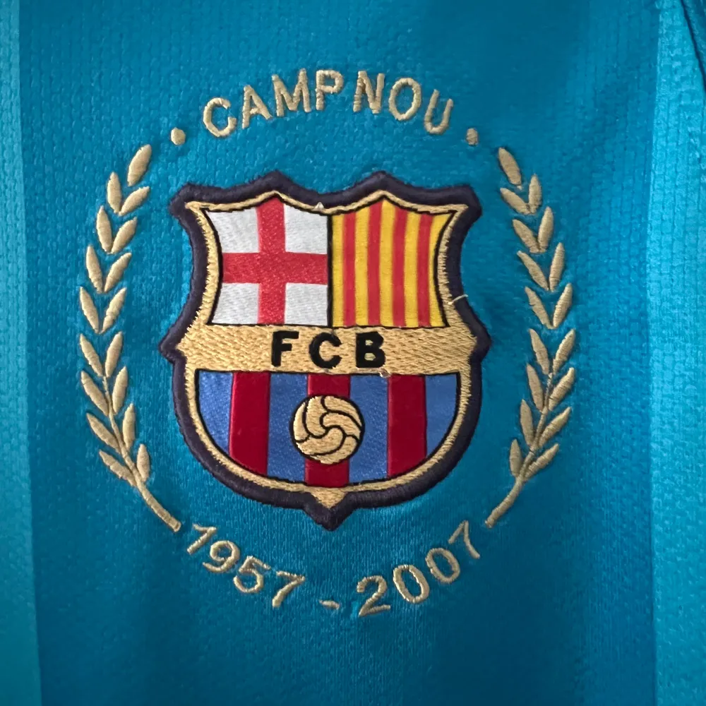 FC Barcelona 2007/2008 borta ställ!! Bra skick förutom slitaget på sponsorn och det finns något smått drag men annars i bra skick.  Skriv till mig vid funderingar eller mer bilder😁🤩. Sportswear.