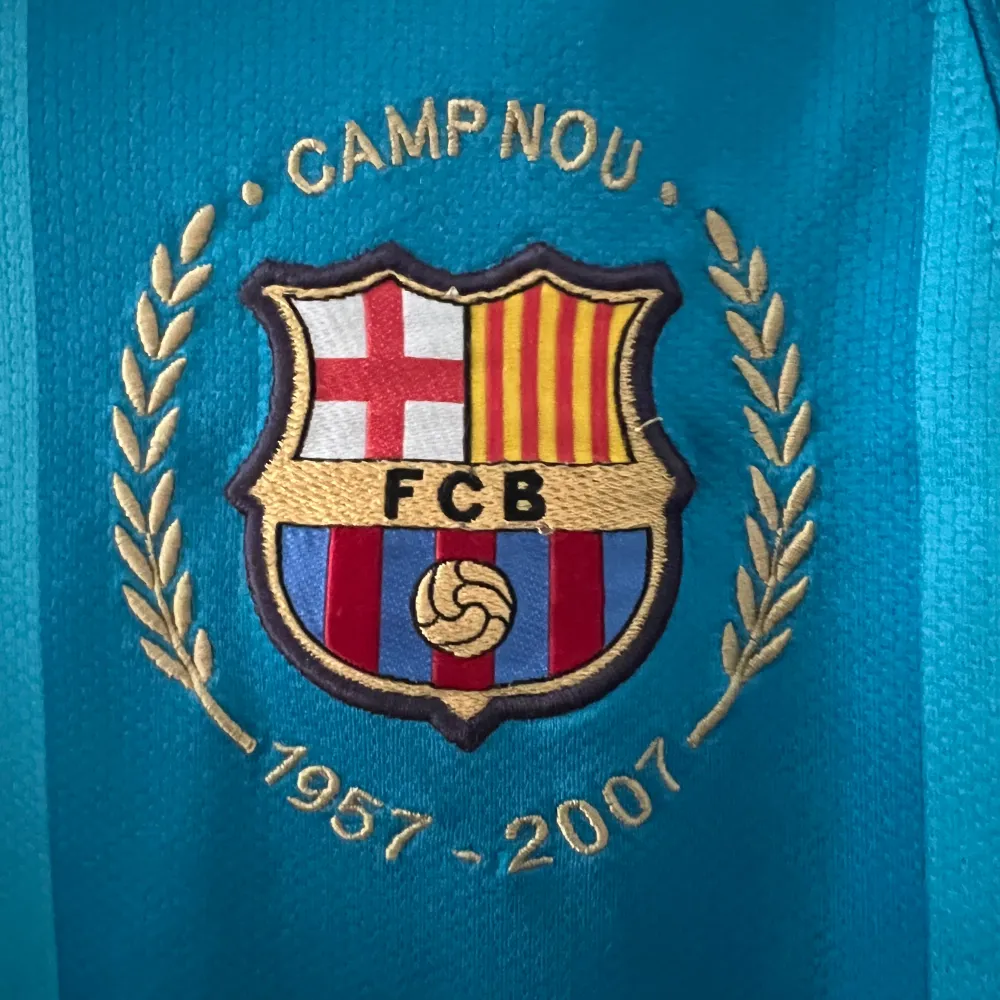 FC Barcelona 2007/2008 borta ställ!! Bra skick förutom slitaget på sponsorn och det finns något smått drag men annars i bra skick.  Skriv till mig vid funderingar eller mer bilder😁🤩. Sport & träning.