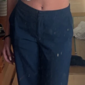 Kostymbyxor  - Säljer dessa mörkblåa lågmidjade kostymbyxor ifrån nakd, väldigt bra skick! Stl 32. Skriv för bättre bilder! 