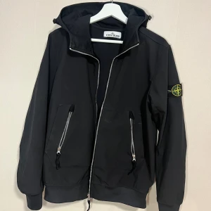 Stone island jacka - Säljer min nästan nya stone island jacka då den har blivit för liten. Finns inget fel på jackan och finns att hämta i Stockholm eller uppsala, kan även skickas.