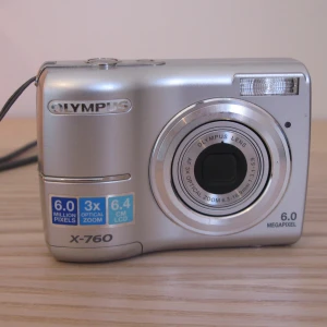 Olympus digitalkamera - Ej funktionstestad. Går på vanliga AA batterier. Minneskort medföljer! Utvändigt ser den fin ut och den startar igång! 