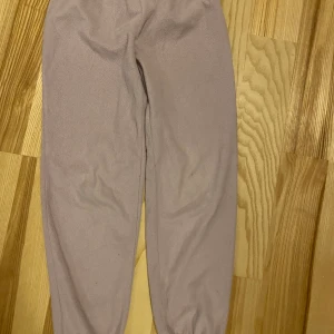 Fleecebyxa strl 9-10 år - Begagnad men fint skick.  Katt finns i hemmet (allergivänlig ras). Jag är väldigt mån om mina köpare. Skulle du vara missnöjd med ditt köp så ta gärna kontakt med mig innan dåligt omdöme, så har jag en chans att rätta till det. 