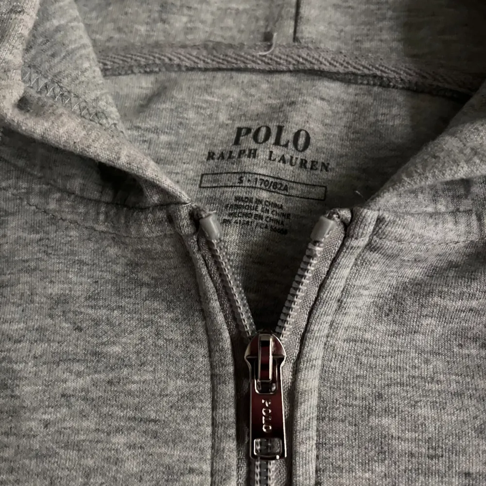 Polo Ralph Lauren Zip grå  Size : Small Har använt ett par gånger kändes för liten. Bra skick . Tröjor & Koftor.