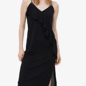 Klänning - Klänning med volanger☺️ Aldrig använd🖤