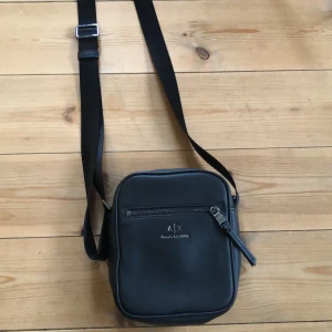 Armani Exchange väska - Fin Armani väska, använd bara ett fåtal gånger. Kan gå ner lite i pris vid snabb och smidig affär!
