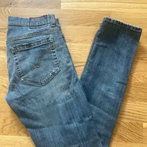 Säljer dessa snygga Dondup Jeans, modell George skinny fit. Storlek 33, sitter väldigt bra i längden för någon runt 170-175cm. Skick 8/10. 