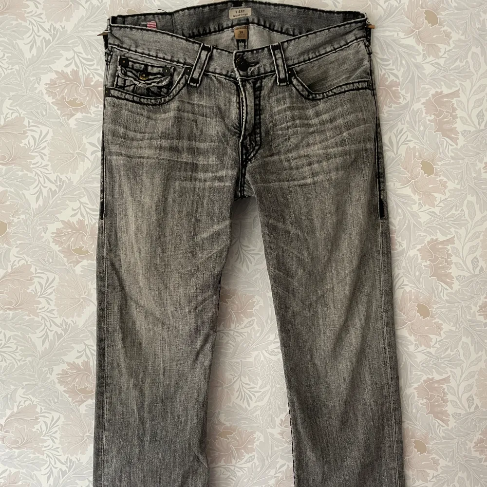 True Religion Ricky Super T Relaxed fit for a baggy and comfy fit. Lovely pair for the summer!  Waist - 44cm Inseam - 82 Leg opening - 23. Jeans & Byxor.