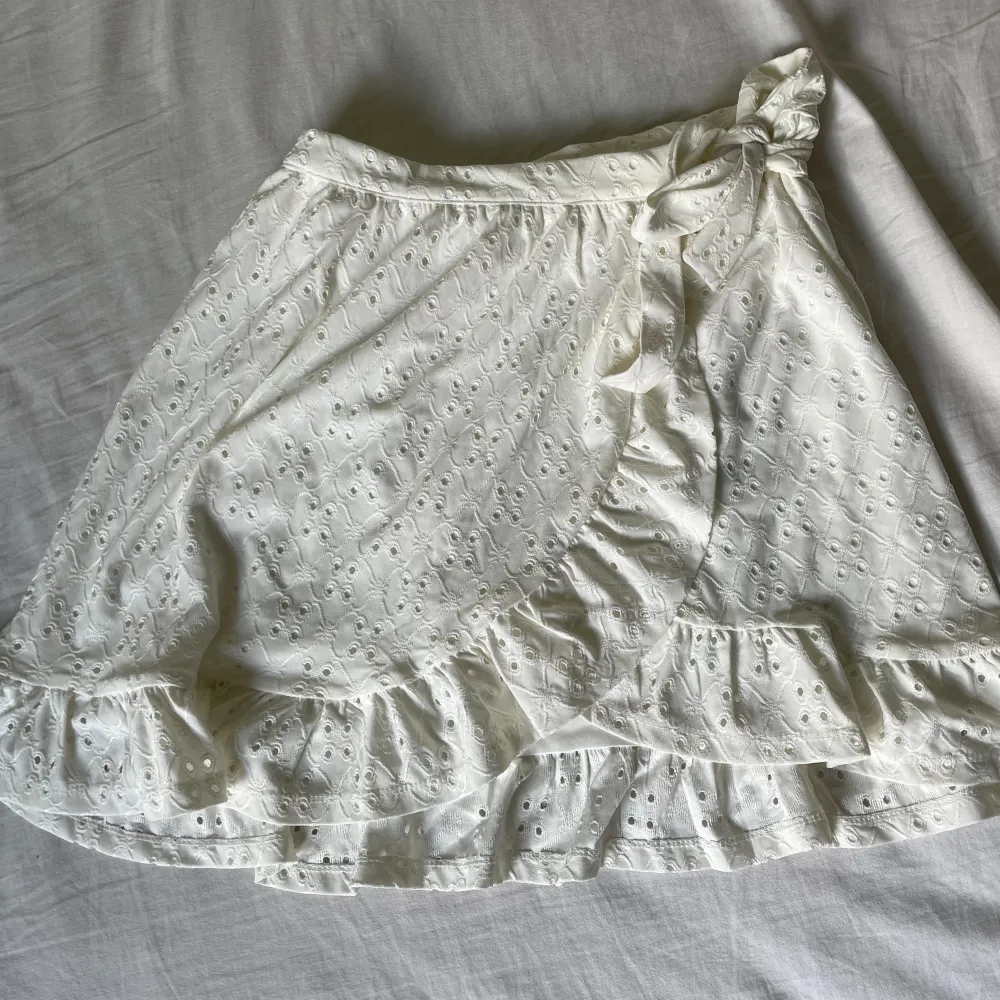 Vit kjol perfekt till sommaren i nyskick som är helt justerbar☀️💕 Säljer för att den inte kommer till användning . Kjolar.