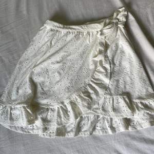 Vit kjol perfekt till sommaren i nyskick som är helt justerbar☀️💕 Säljer för att den inte kommer till användning 