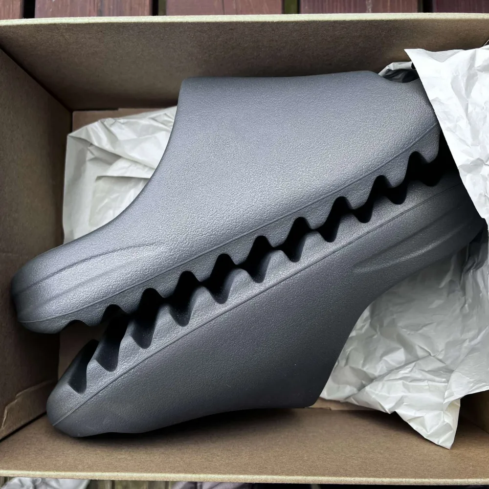 Yeezy slide slate gray DS  Stl 44,5 men passar som 43 Köpta från adidas med kvitto.. Skor.