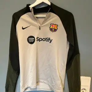 Säljer min Barcelona tracksuit då jag inte använt den så ofta, köpt på JD för ca 750kr Skriv vid minsta fråga!