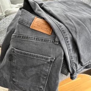 Levis 724 grå jeans - Stl 25/28. Supersnygg grå färg! Mjuka sköna jeans från Levis. Nyspris 1200kr. Rök och djurfritt hem.