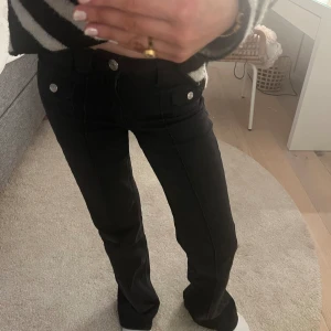 Populära lågmidjade jeans - Sjukt snygga populära och slutsålda hm jeans❣️ De är lite uppgångna där nere men absolut inget märkvärdigt❣️pris kan diskuteras 