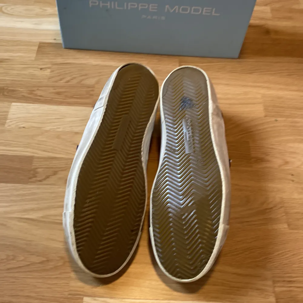 Tjena! Säljer ett par Phillipe Model skor i storlek 46. Skicket är sådär, de är använda ett tag men har mycket kvar att ge. ”Slitningarna” är designen på skorna. Förutom sista bilden där hälen har släppt lite men inget som märks. Skick 7/10. Fråga på. Skor.