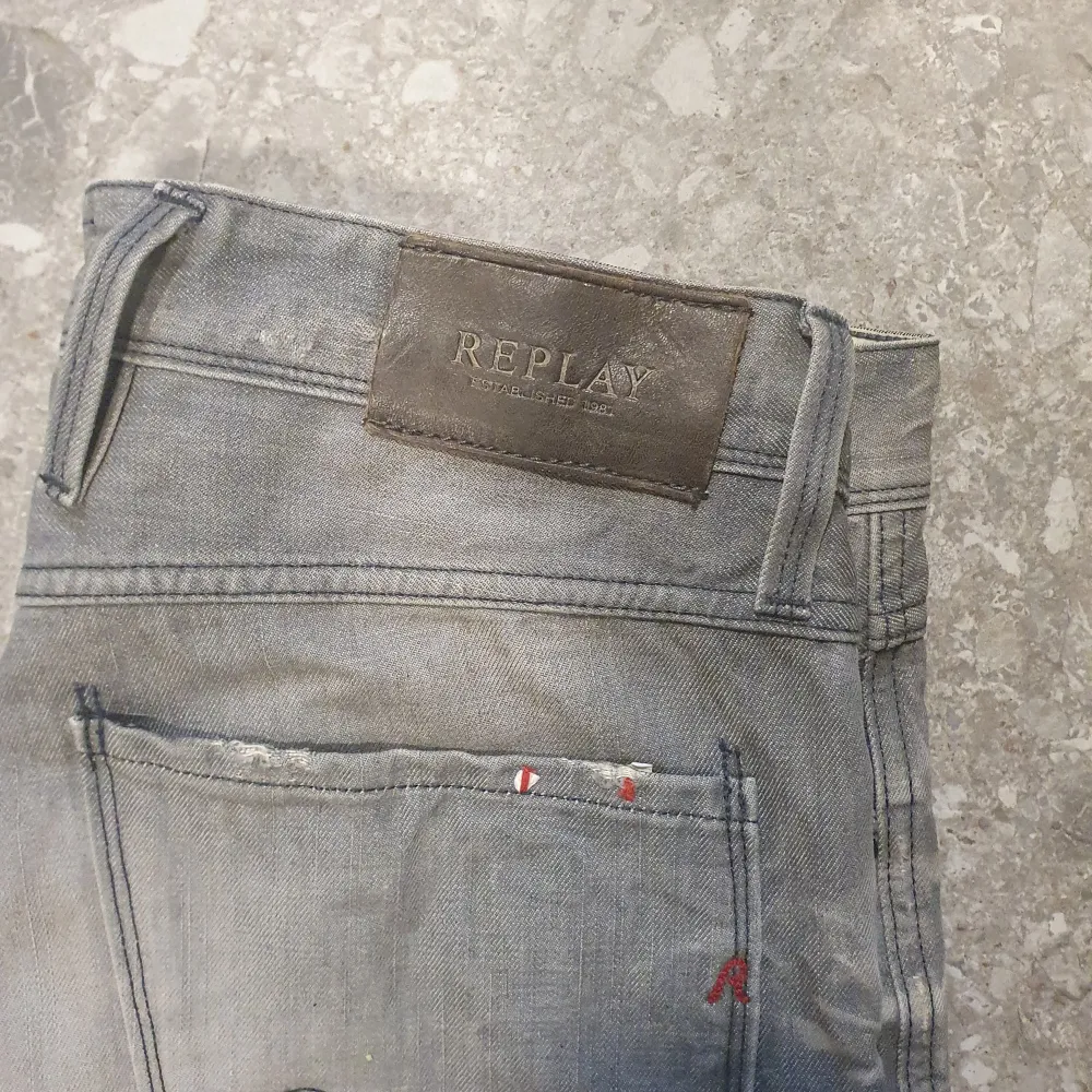 Säljer ett par riktigt snygga gråa replay jeans i bra skick| storlek är 31/32| passform är åt det smalare hållet| hör av dig vid frågor;). Jeans & Byxor.