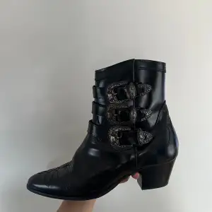 Svarta boots från The Kooples. Köpt för ungefär 5000 kronor i 2017 så de finns inte att köpa längre. Äkta läder och använd endast två gånger 🩷kan sänka priset vid snabb affär 