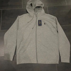 Ralph lauren zip - Hej jag säljer min snygga Ralph lauren zip.  Skick: 10/10