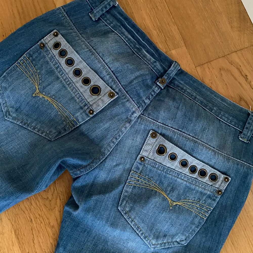 Säljer dessa lågmidjade utsvängda jeans med slitna detaljer därfram❤️‍🔥 Midjemått: 42 cm. Jeans & Byxor.