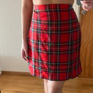 Plisserad skotsk kjol med två knäppen. Äkta från Jedburgh Kiltmakers i storlek S. Lite ovanför knäna! Pure new wool.