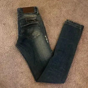 Säljer dessa för de inte passar mig längre. Jätte fina raka jeans från Gina Tricot med snygga fickor ❤️ Pris kan diskuteras!!