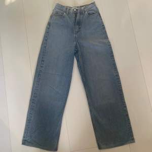 Högmidjade wide leg jeans från & Other Stories. De är i bra skick men upplagda med enkelsöm. Innerbenslängd: 72 cm