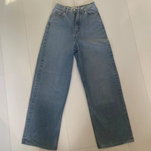 Högmidjade wide jeans - Högmidjade wide leg jeans från & Other Stories. De är i bra skick men upplagda med enkelsöm. Innerbenslängd: 72 cm