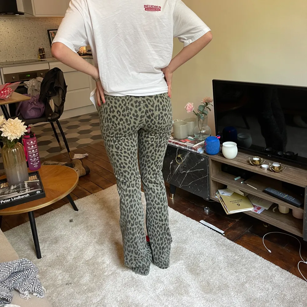 Sååå snygga leopard jeans som bara är sjuukt najs, as långa, stretchiga, och perfeekta festbyxorna eller bara roligare jeans!!🖤🖤Köpa dyrt här i paris!!! Inga defekter. Jeans & Byxor.