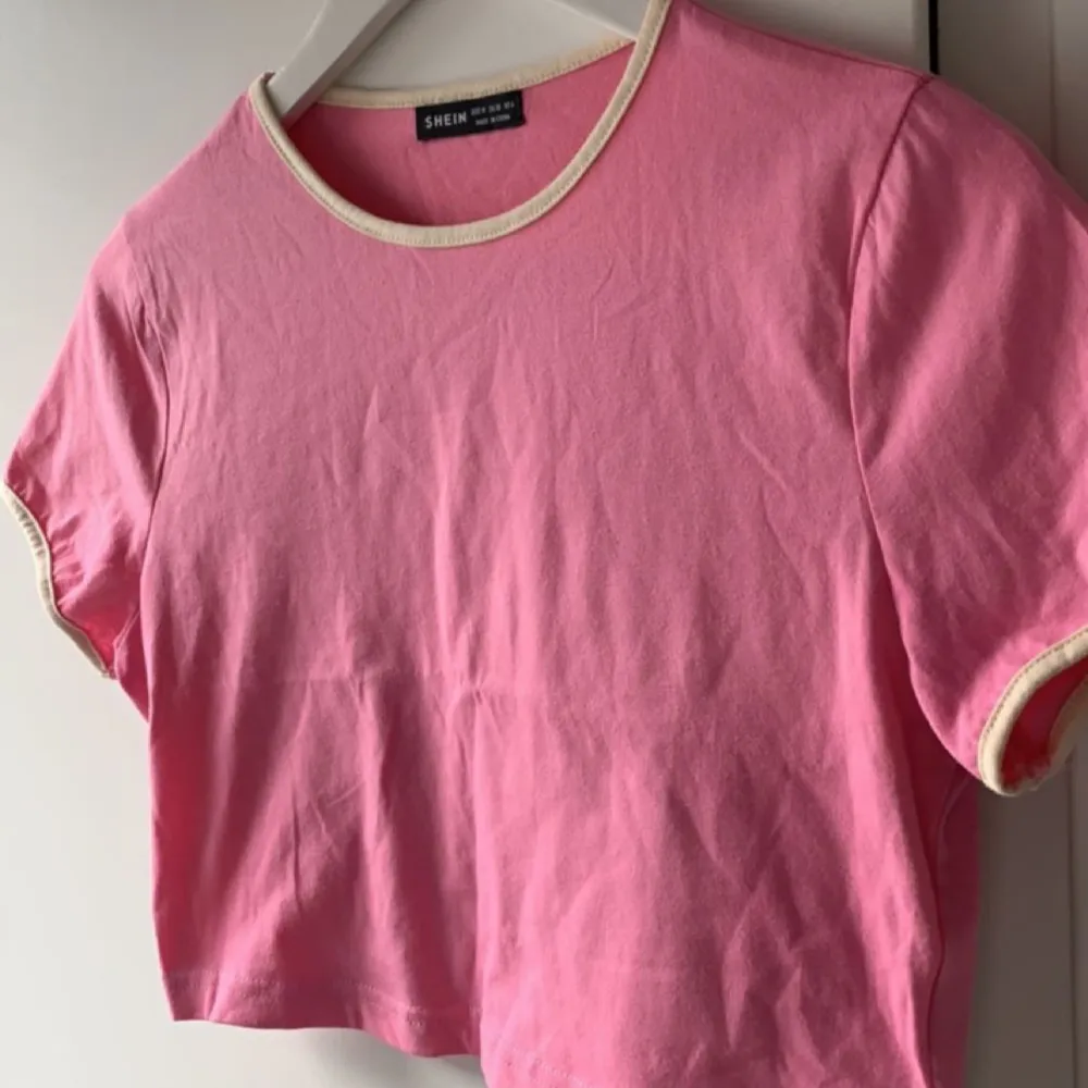 Oanvänd☺️ Jättefin rosa topp som är croppad!  Passar folk som bär S men även M! Perfekt nu till våren och sommaren☀️⛱. T-shirts.