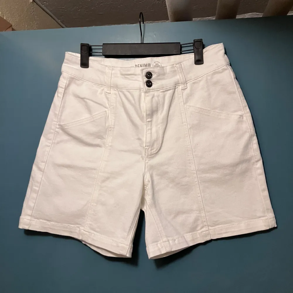 Nya och oanvända vita shorts storlek 38. . Shorts.