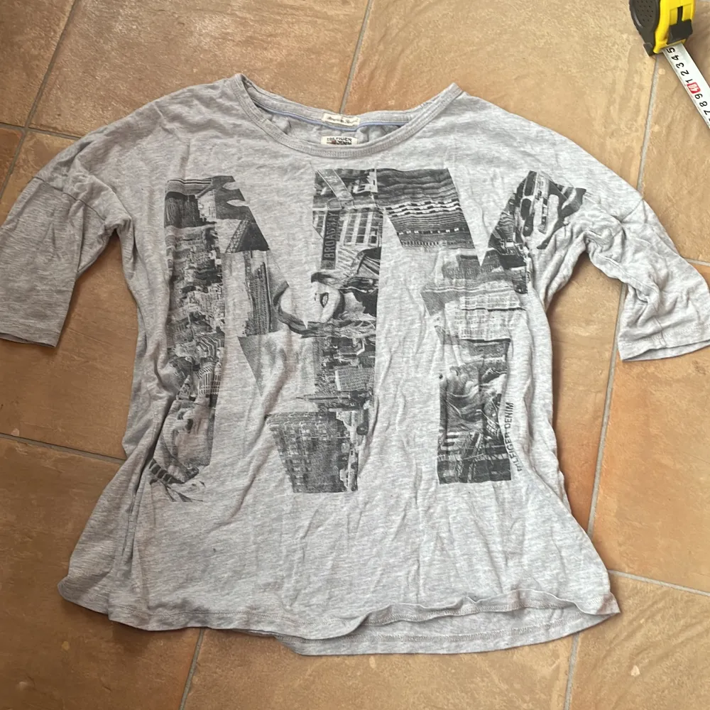 Tröja från Tommy Hilfiger/ Hildiger Denim😁 Nästan aldrig kommit till användningen . T-shirts.