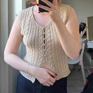 Stickad västtopp  - En stickad västtopp från Zara i storlek M, använd några få gånger och har inga tecken på defekter, säljer för att färgen inte passar mig!