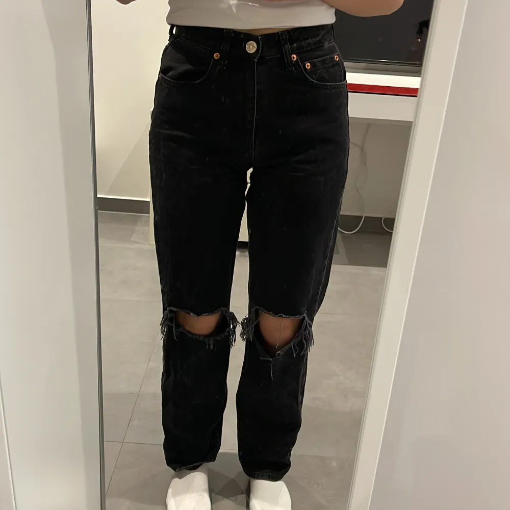 Jag säljer ett par fina svarta hög midjade mid wide jeans. Jag säljer dem för att de tyvärr blivit för små för mig.  (Skriv gärna för mer bilder och om ni har några tankar eller frågor kring byxorna! :D ) . Jeans & Byxor.