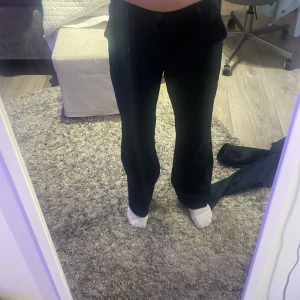 Kostymbyxor  - Kostymbyxor som jag knappt använt. Från kidsbradsstore. Jag är 161 och de är för långa för mig💕 fint skick mid/lowwaist 