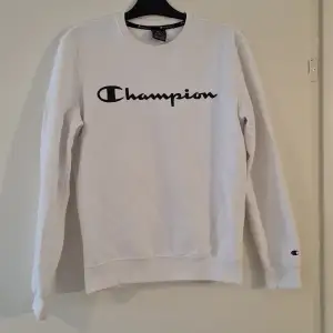 Vit Champion sweatshirt, knappt använd men har en fläck på baksidan (Se bild 3) Storlek: S