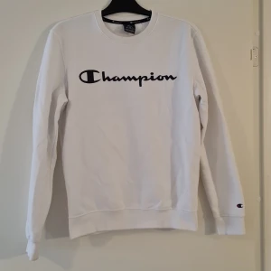 Champion Sweatshirt - Vit Champion sweatshirt, knappt använd men har en fläck på baksidan (Se bild 3) Storlek: S