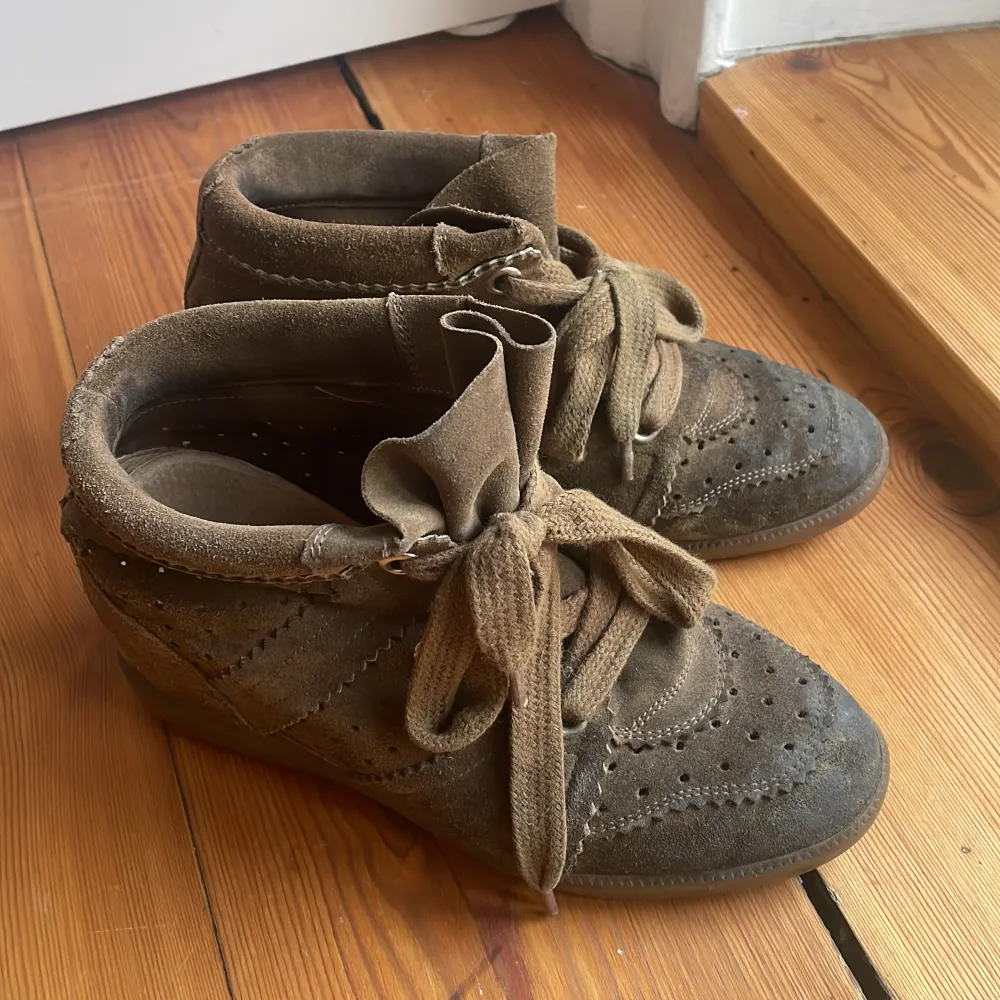 Skor från Isabel Marant Etolié i storlek 37. De är slitna och behöver rengöras, därav priset. Nypris ligger på 5900kr.. Skor.