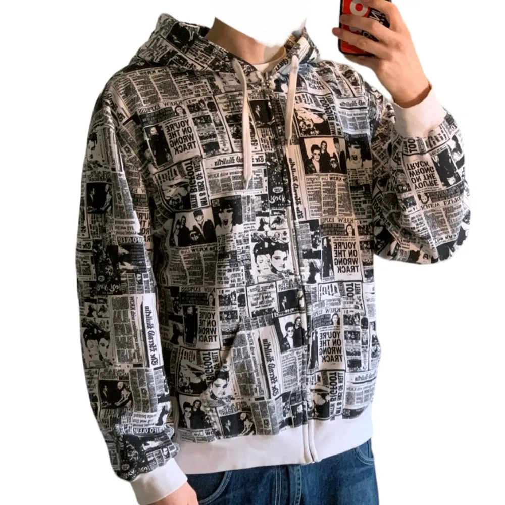 Krew zip up hoodie i storlek L. Jag på bilden är 180 cm. Mått: axelbredd - 59 cm, längd - 63 cm. Skriv för fler bilder och frågor!. Hoodies.