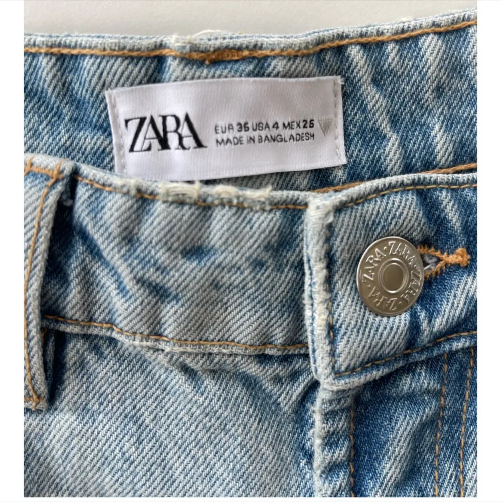 Zara - högmidjade jeansshorts i storlek 36 (34). Små i storlek, är 36, men är mer som 34. Nyskick - aldrig använda, då de var för små för mig.. Shorts.