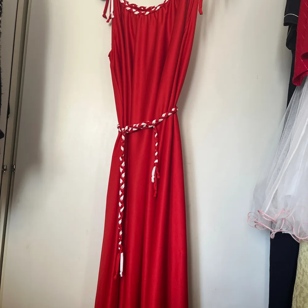 En oanvänd röd klänning . Klänningar.